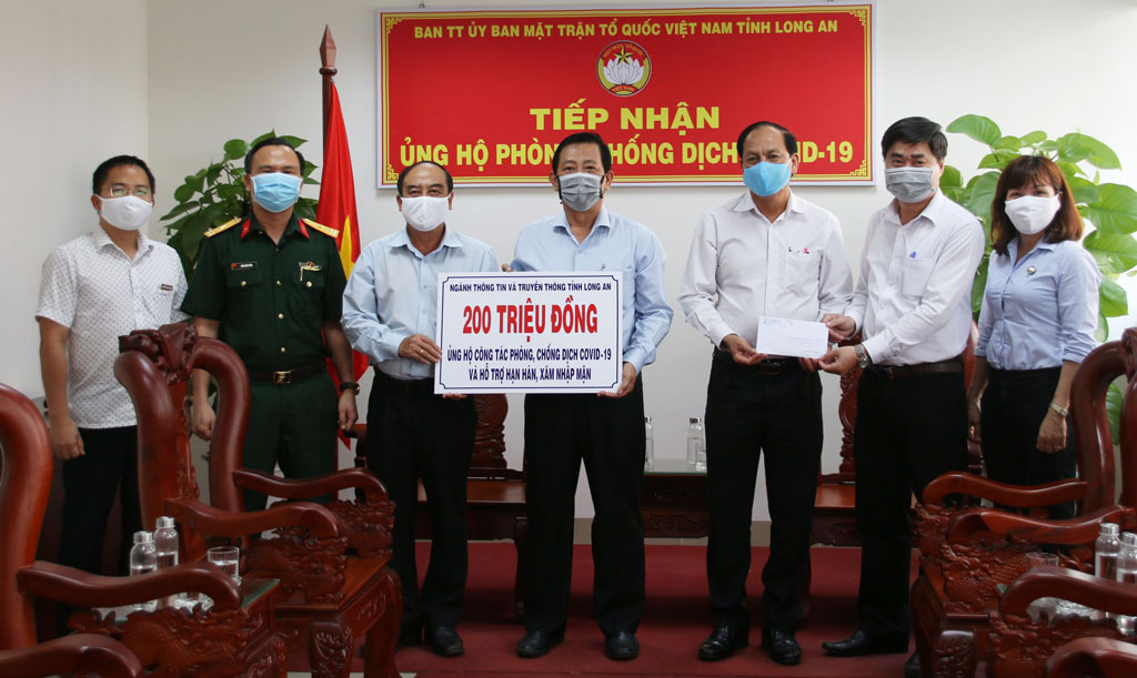 Trao tiền hỗ trợ đến UBMTTQ Việt Nam tỉnh để phòng, chống hạn, mặn, dịch Covid-19 (Ảnh: Phạm Ngân)