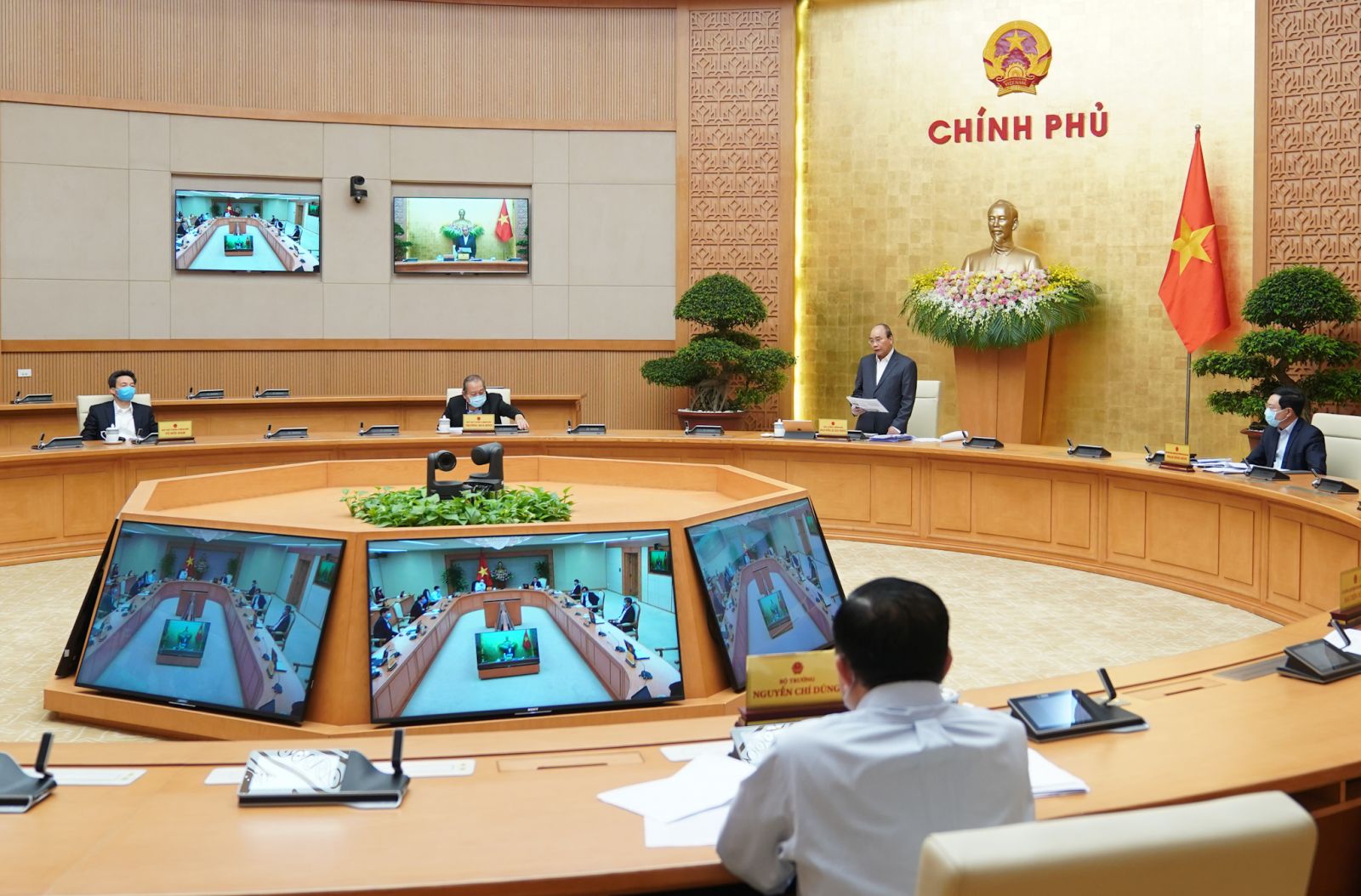 Quang cảnh phiên họp Chính phủ thường kỳ tháng 3/2020-đầu cầu Trụ sở Chính phủ. Ảnh: VGP/Quang Hiếu