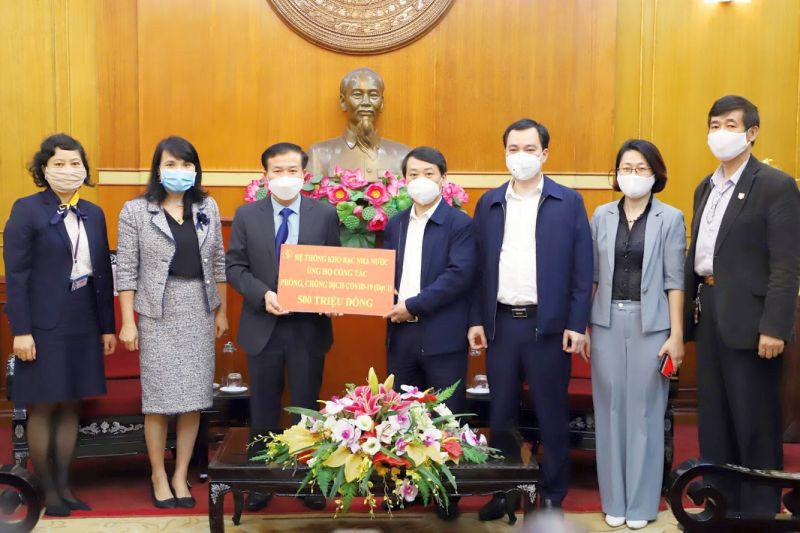 Phó Chủ tịch UBTƯ MTTQ Việt Nam Hầu A Lềnh tiếp nhận ủng hộ từhệ thống kho bạc nhà nước.