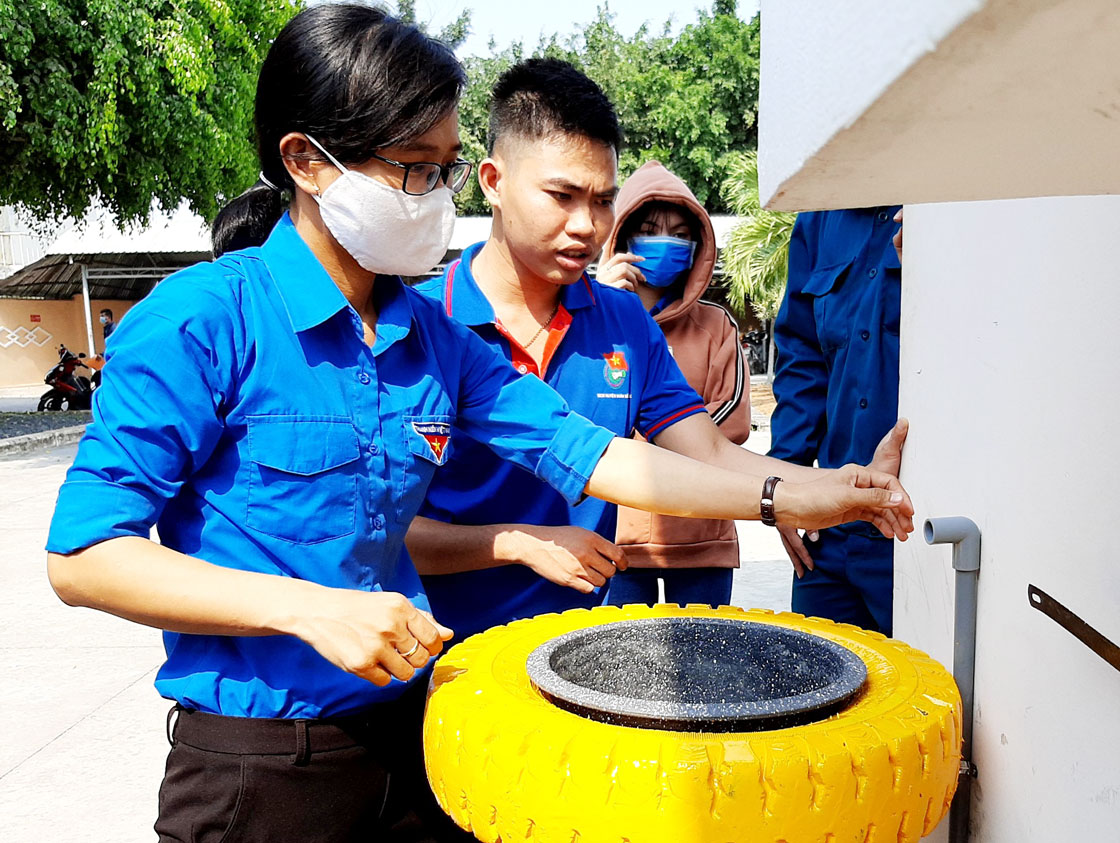 Chị Nguyễn Thị Thu Kiều cùng các đoàn viên làm bồn rửa tay ngay trước cổng UBND xã Thanh Phú với thiết kế lạ mắt, màu sắc nổi bật và rất thân thiện với môi trường vì toàn bộ đều sử dụng các sản phẩm tái chế