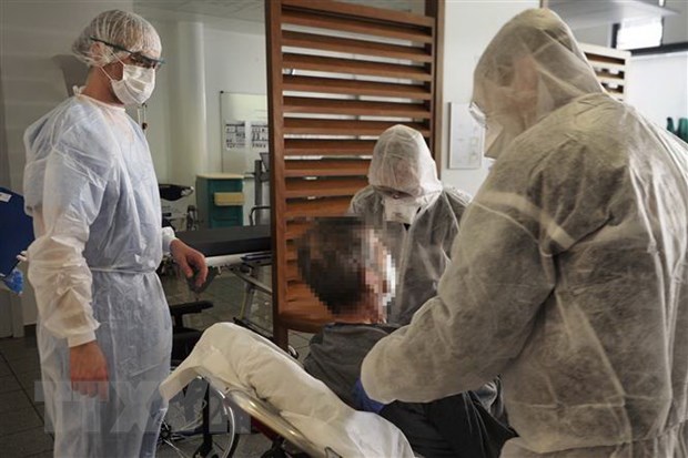 Nhân viên y tế điều trị cho bệnh nhân mắc COVID-19 tại một bệnh viện ở Tours, miền Tây Pháp ngày 31/3/2020. (Ảnh: AFP/TTXVN)