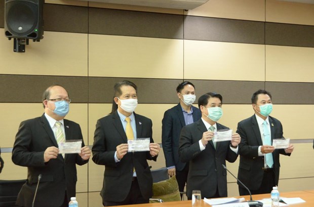Cambodian government offers financial support for tourism sector Thai Industry Minister Suriya Jungrungreangkit (second from right, front row) says 2.5 million washable face masks will be shipped every 15 days, with the goal of distributing 10 million masks in total (Photo: www.bangkokpost.com)