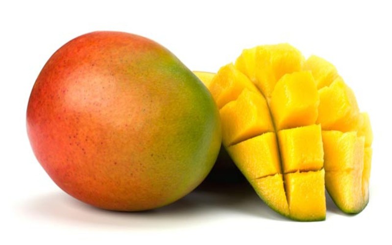 Xoài là loại trái cây nhiệt đới giàu dinh dưỡng với hàm lượng beta-caroten cao, từ đó cơ thể sẽ chuyển hóa thành vitamin A giúp tăng cường hệ miễn dịch và cải thiện thị