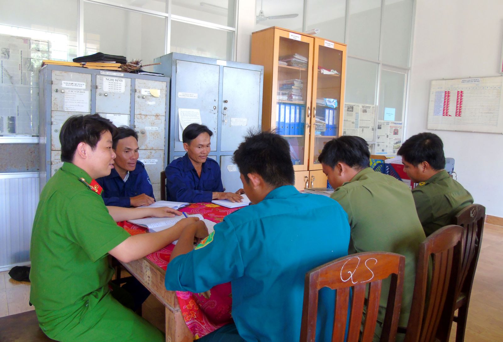 Bên cạnh việc tham gia các cuộc họp định kỳ hàng tháng, hàng quí với lực lượng biên phòng và nước bạn Campuchia, xã Bình Hòa Hưng còn thường xuyên tổ chức họp các lực lượng ở xã để trao đổi thông tin
