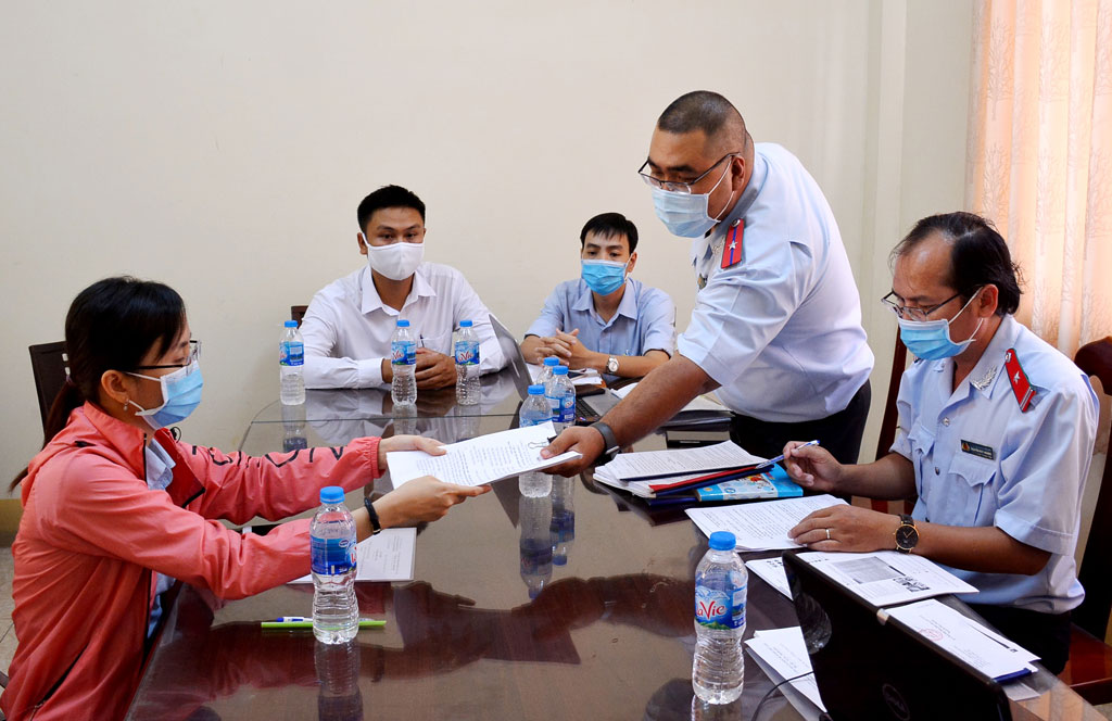 Xử lý nghiêm các trường hợp đăng thông tin sai sự thật về dịch bệnh Covid-19, gây hoang mang dư luận Đội Liên ngành kiểm tra về thông tin và truyền thông tỉnh làm việc, lập biên bản vi phạm hành chính đối với bà T.T.D.H. về hành vi đưa thông tin sai sự thật gây hoang mang dư luận về dịch bệnh Covid-19