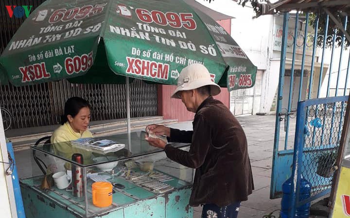 Nhiều người bán lẻ vé số lẻ có hoàn cảnh khó khăn cần được hỗ trợ của cộng đồng ( ảnh: PV).