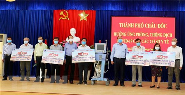 Đại diện lãnh đạo tỉnh An Giang và thành phố Châu Đốc trao bảng tượng trưng gói hỗ trợ thiết bị y tế trị giá 30 tỷ đồng cho các bệnh viện tuyến đầu chống dịch COVID-19. (Ảnh: Công Mạo/TTXVN)
