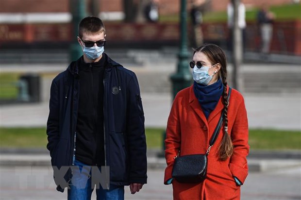 Người dân đeo khẩu trang để phòng tránh lây nhiễm COVID-19 tại Moskva, Nga. (Ảnh: THX/TTXVN)