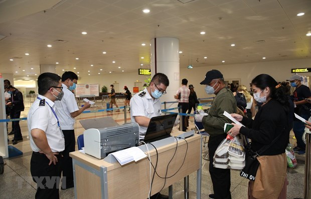 Tạm dừng đưa lao động đi làm việc ở nước ngoài đến hết ngày 30/4 Lao động đi làm việc ở nước ngoài sẽ tạm dừng xuất cảnh đến hết ngày 30/4. (Ảnh minh họa: TTXVN)