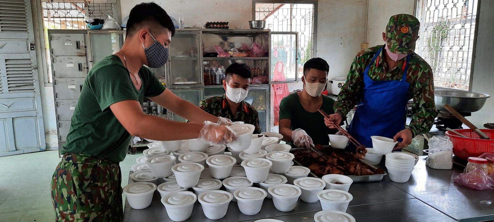 Từ sáng sớm, những người làm nhiệm vụ trong khu cách ly chuẩn bị sẵn các suất cơm cho người bên trong khu cách ly đều đặn 3 bữa/ngày