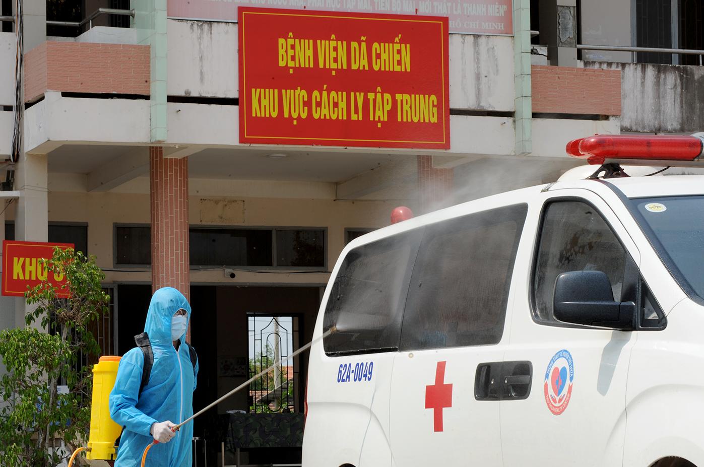 Lực lượng bộ đội và nhân viên y tế nhanh chóng khoác lên mình bộ đồ bảo hộ, khẩn trương tập trung trước sảnh khu cách ly tập trung chuẩn bị đón người về cách ly