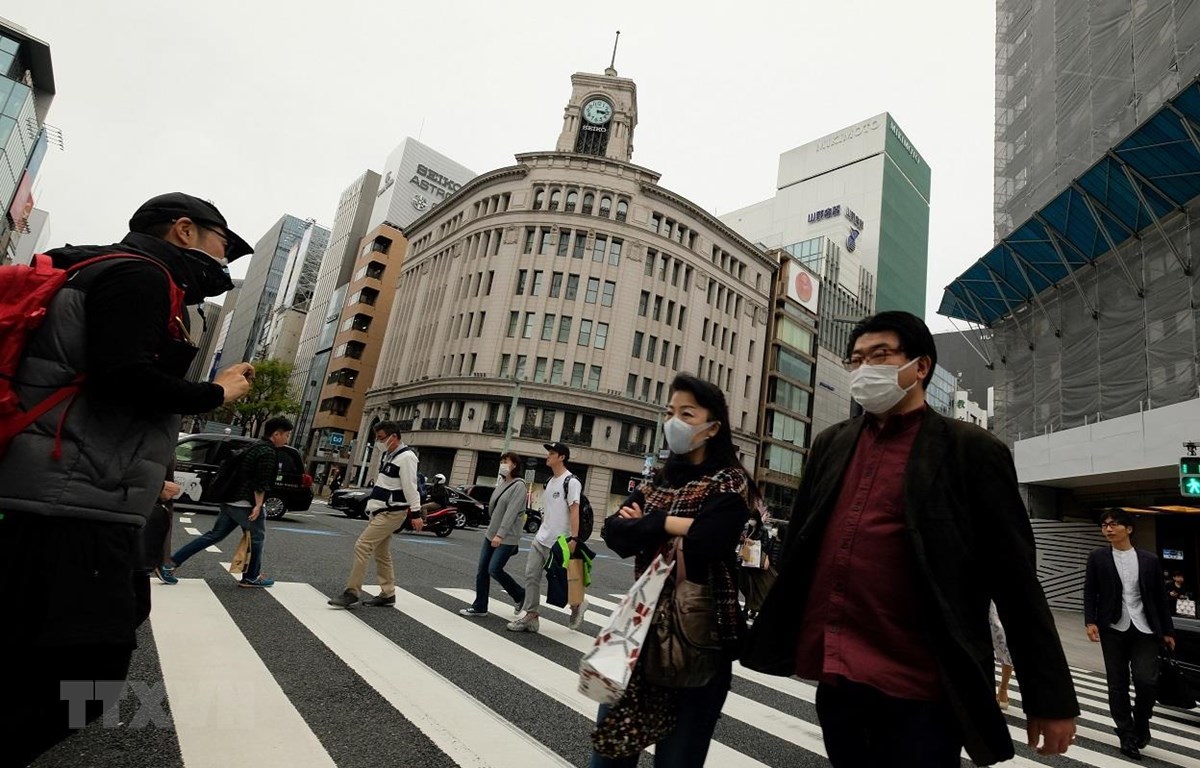 Người dân đeo khẩu trang để phòng tránh lây nhiễm COVID-19 tại Tokyo, Nhật Bản, ngày 28/3/2020. (Ảnh: AFP/TTXVN)