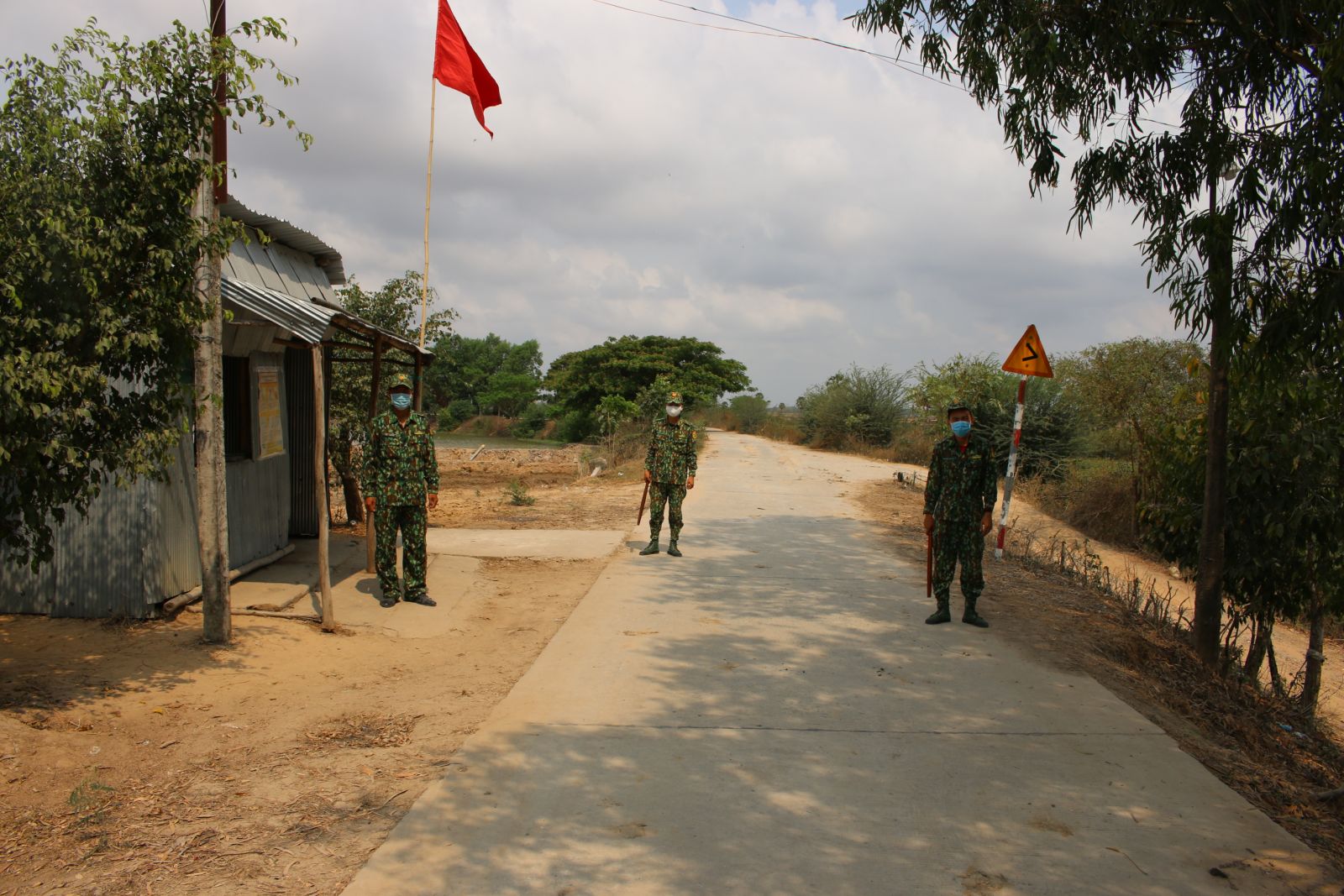 Thành lập các chốt vừa kiểm soát người xuất nhập cảnh trái phép, vừa phòng, chống buôn lậu