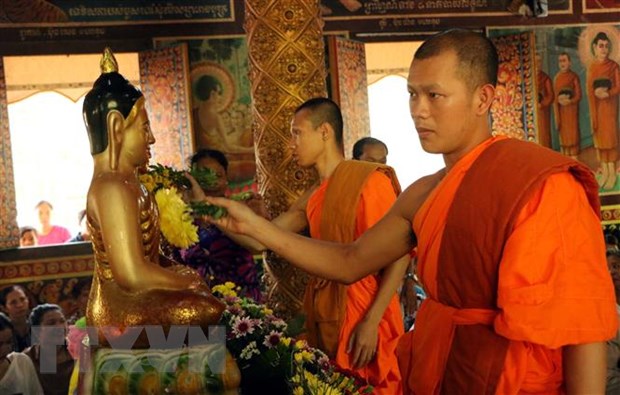 Các sư sãi thực hiện nghi thức tắm Phật tại chùa Khmer. (Ảnh: Trung Hiếu/TTXVN)
