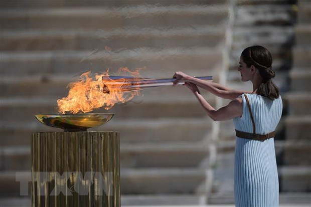 Diễn viên Hy Lạp Xanthi Georgiou trong trang phục nữ tư tế tối cao thắp ngọn đuốc Olympic trong lễ trao đuốc cho Nhật Bản tại Athens, Hy Lạp, ngày 19/3/2020. (Nguồn: THX/TTXVN)