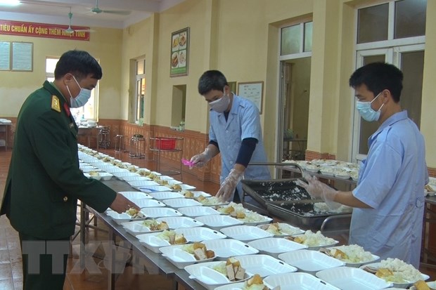 Quân đội kiên quyết tiếp tục phòng, chống dịch đến thắng lợi cuối cùng Cán bộ, chiến sỹ tại Cơ sở 1, trường Quân sự tỉnh Hưng Yên chuẩn bị suất cơm cho công dân tại khu cách ly tập trung. (Ảnh: Đinh Tuấn/TTXVN)