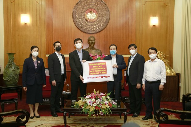 Trao tặng Bộ Y tế khoản tài trợ thiết bị và hóa chất xét nghiệm virus SARS-CoV-2. (Ảnh: PV/Vietnam+)