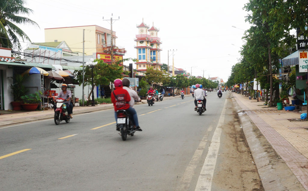 Tuyến Quốc lộ 50 qua thị trấn Cần Giuộc, vỉa hè dần thông thoáng trở lại