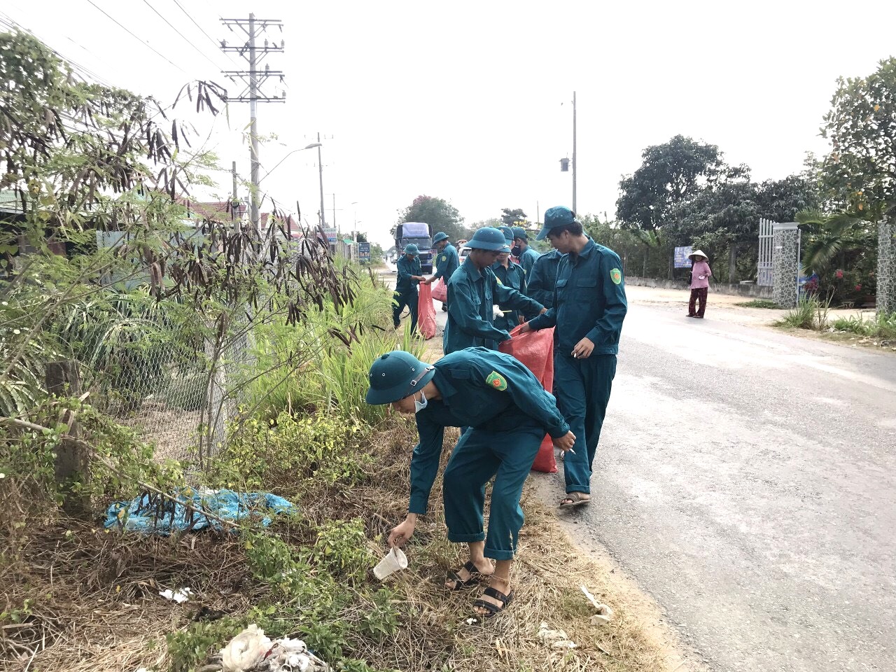 Các đoàn thể ra quân vệ sinh môi trường