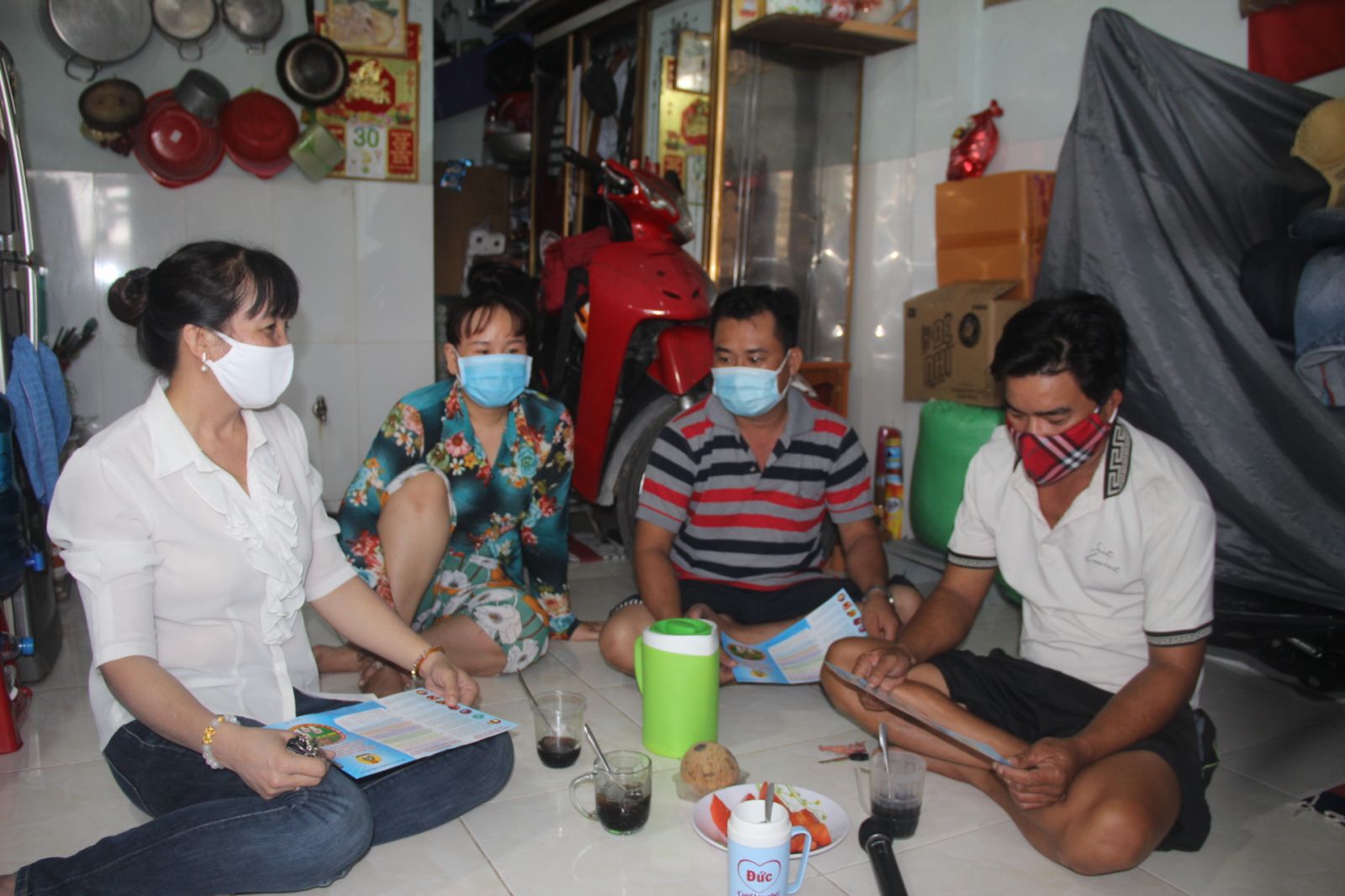 Chị Huỳnh Thị Khoa (chủ nhà trọ Hòa Bình) tuyên truyền về phòng, chống dịch bệnh cho công nhân tại khu nhà trọ