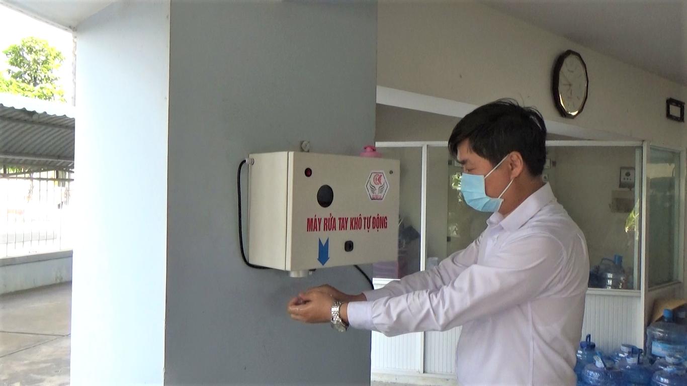 Phó Tổng Biên tập Báo Long An - Châu Hồng Khá đánh giá cao sự tiện lợi của máy rửa tay khô tự động