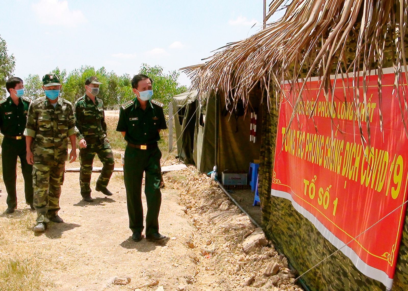 Đại tá Phạm Phú Phước - Chỉ huy trưởng Bộ đội Biên phòng Long An, kiểm tra công tác phòng, chống dịch Covid-19