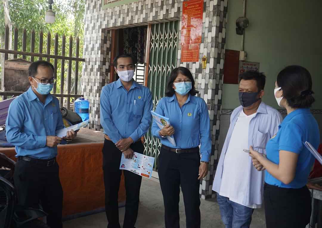 Chủ nhà trọ chia sẻ khó khăn cùng công nhân, lao động trong mùa dịch Phó Chủ tịch Liên đoàn Lao động tỉnh - Lê Thị Thu Cúc (giữa), vận động chủ nhà trọ hỗ trợ tiền thuê phòng cho công nhân, lao động