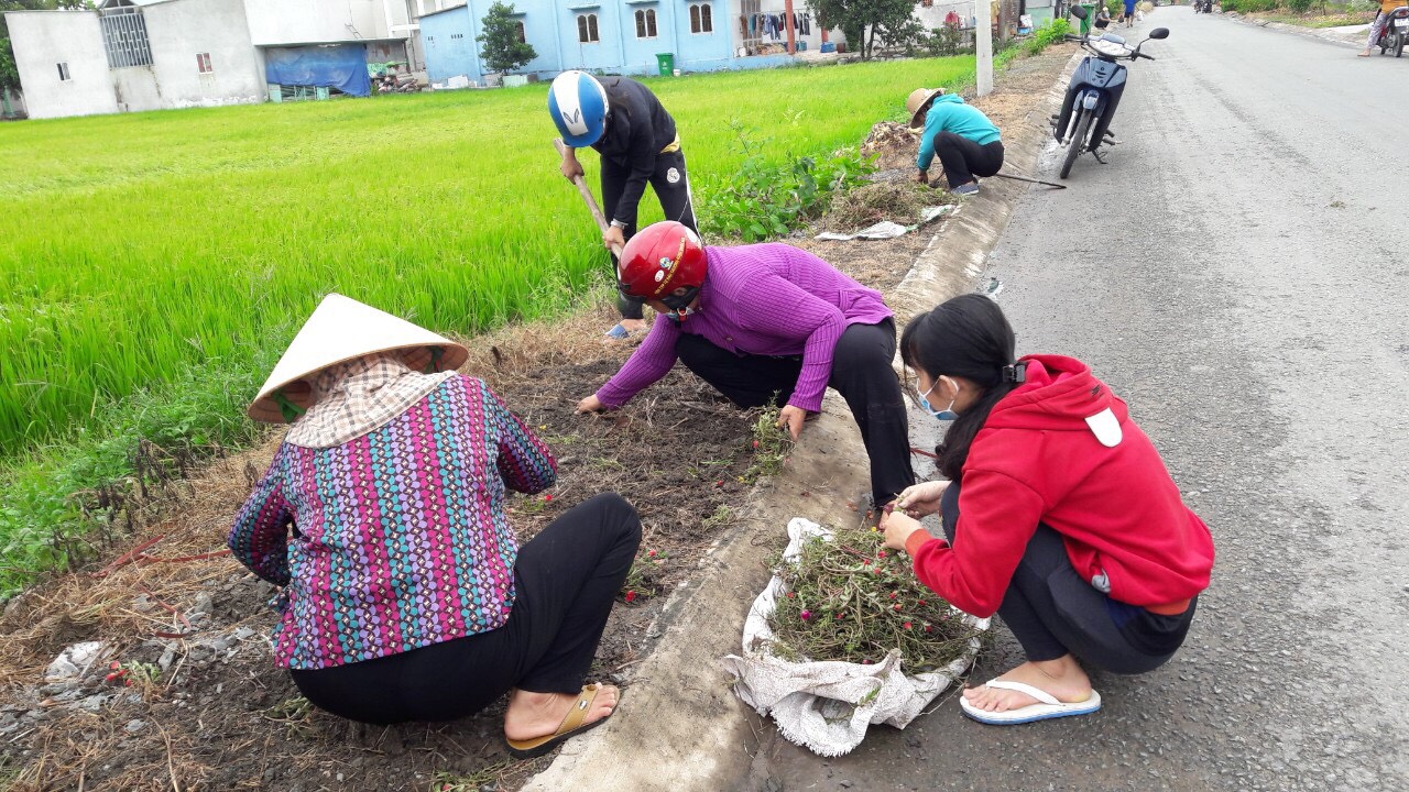 Người dân tham gia dọn vệ sinh nơi công cộng