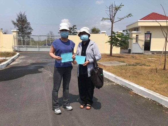 Two more COVID-19 patients have recovered and been discharged from Can Gio Hospital for COVID-19 Treatment in HCM City on April 9 morning. (Photo courtesy of the hospital)