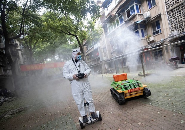 Robot tham gia vào việc phun thuốc khử khuẩn tại tỉnh Vũ Hán, Trung Quốc. (Ảnh: AFP)