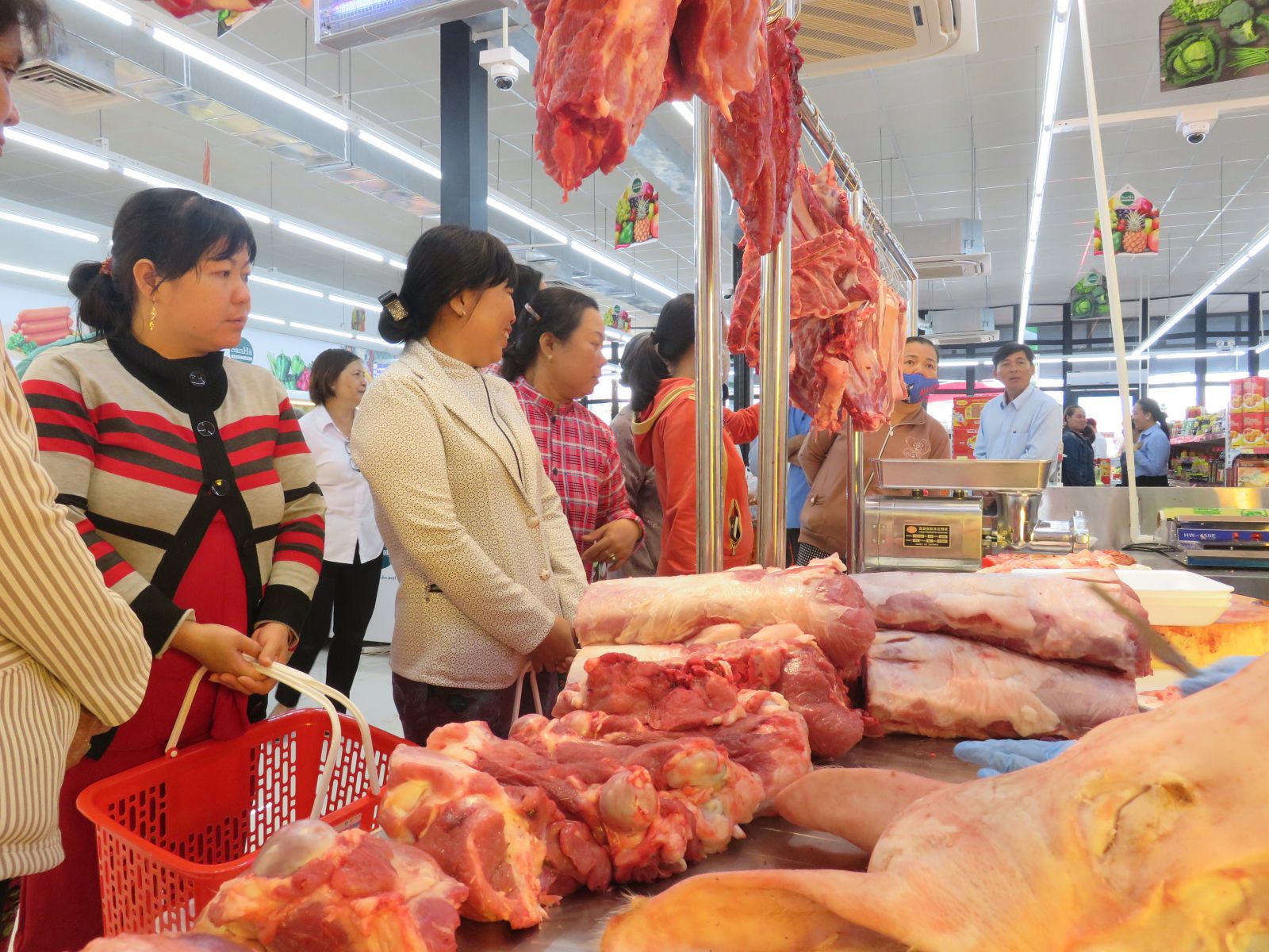 Giá bán  thịt heo ra  thị trường hiện nay khá cao, khó khăn cho người tiêu dùng