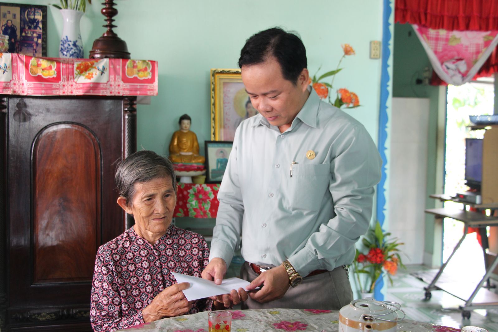Chủ tịch UBND huyện Thủ Thừa - Nguyễn Đăng Minh Xuân tặng quà  Mẹ Việt Nam Anh hùng Phạm Thị Hoa