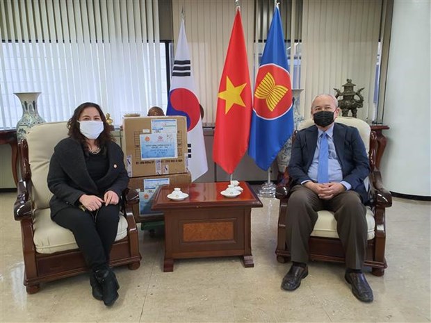 Vietnamese Ambassador to the RoK Nguyen Vu Tu (R) receives a representative from the VKBIA 