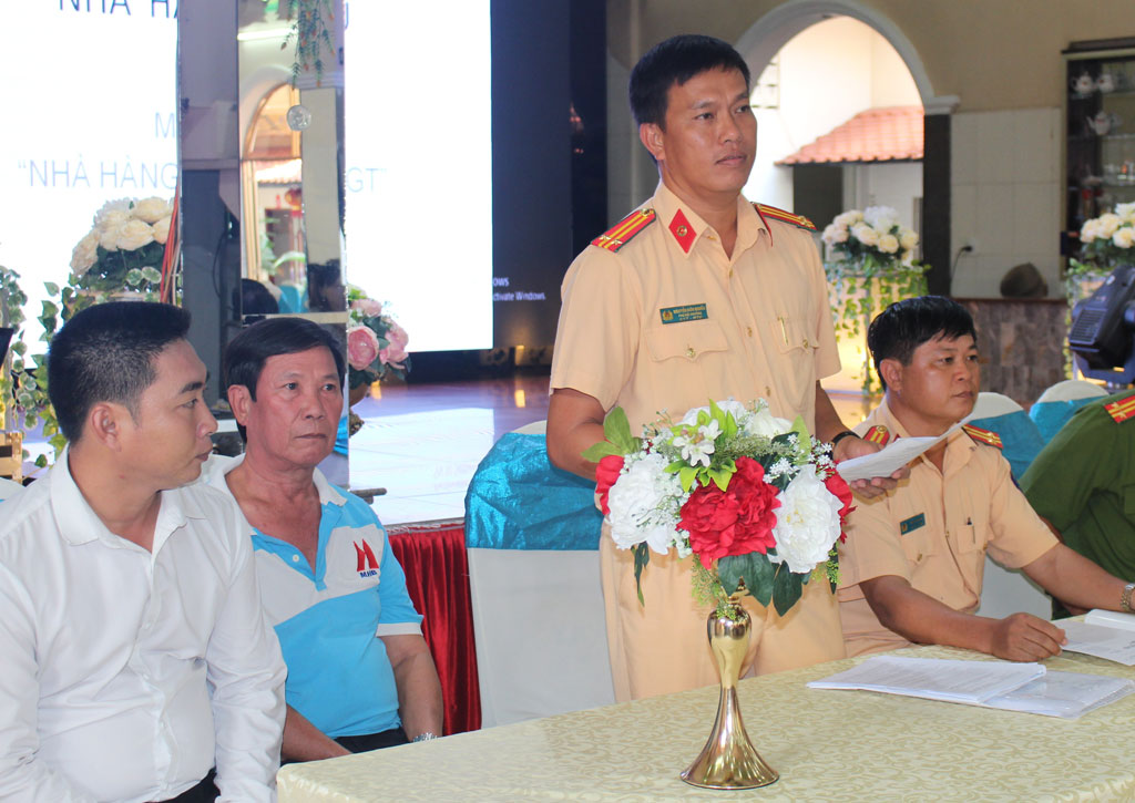 Phòng Cảnh sát giao thông Công an tỉnh triển khai mô hình “Trách nhiệm chủ nhà hàng, quán ăn tham gia bảo đảm an toàn giao thông” tại Nhà hàng Hải Âu, thị trấn Bến Lức