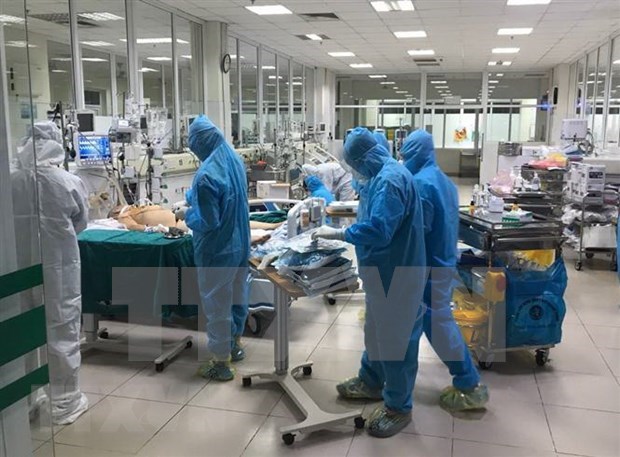 Doctors are giving treatment to a COVID-19 patient at the National Hospital of Tropical Diseases No. 2 in Hanoi (Photo: VNA)