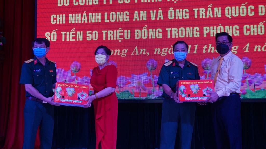 Trao tặng dung dịch sát khuẩn và 2,5 tấn gạo cho Bộ CHQS tỉnh Long An