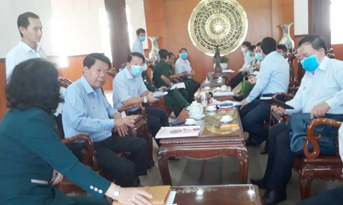 Hằng ngày, Chủ tịch UBND tỉnh - Trần Văn Cần đều chủ trì họp giao ban với lãnh đạo các sở, ngành để phòng, chống dịch Covid-19