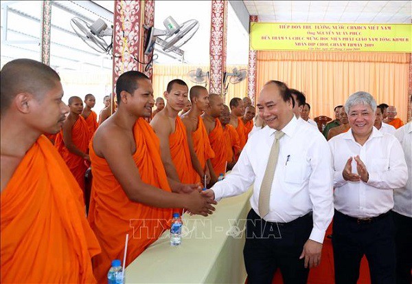Thủ tướng Nguyễn Xuân Phúc bắt tay các vị sư sãi Học viện Phật giáo Nam tông Khmer (ngày 07/4/2019). Ảnh TTXVN.
