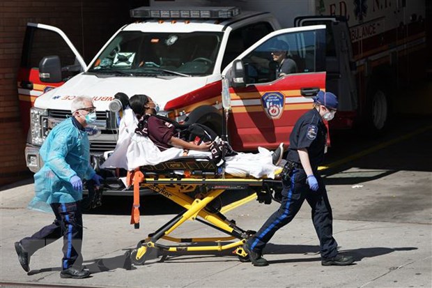 Nhân viên y tế chuyển bệnh nhân mắc COVID-19 từ xe cứu thương vào một bệnh viện ở New York, Mỹ ngày 6/4/2020. (Nguồn: AFP/TTXVN)