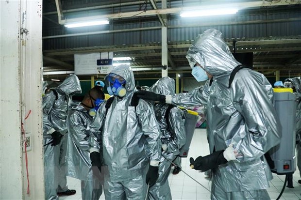 Binh sỹ quân đội Hoàng gia Thái Lan phun thuốc khử trùng nhằm ngăn chặn sự lây lan của dịch COVID-19 tại Bangkok. (Ảnh: AFP/TTXVN)
