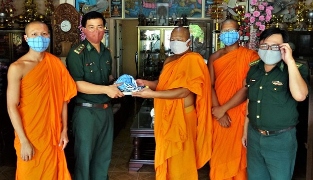 Border guard officers of southern Soc Trang province present face masks as support for Khmer monks in the COVID-19 prevention and control (Photo: VNA)