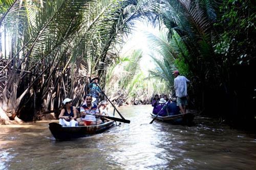 Ben Tre province eyes rural tourism destination Tourists visiting Ben Tre Province. (Photo: VNA)