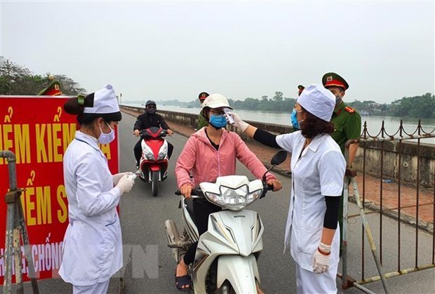 Measuring body temperature in Nam Dinh province (Source: VNA)