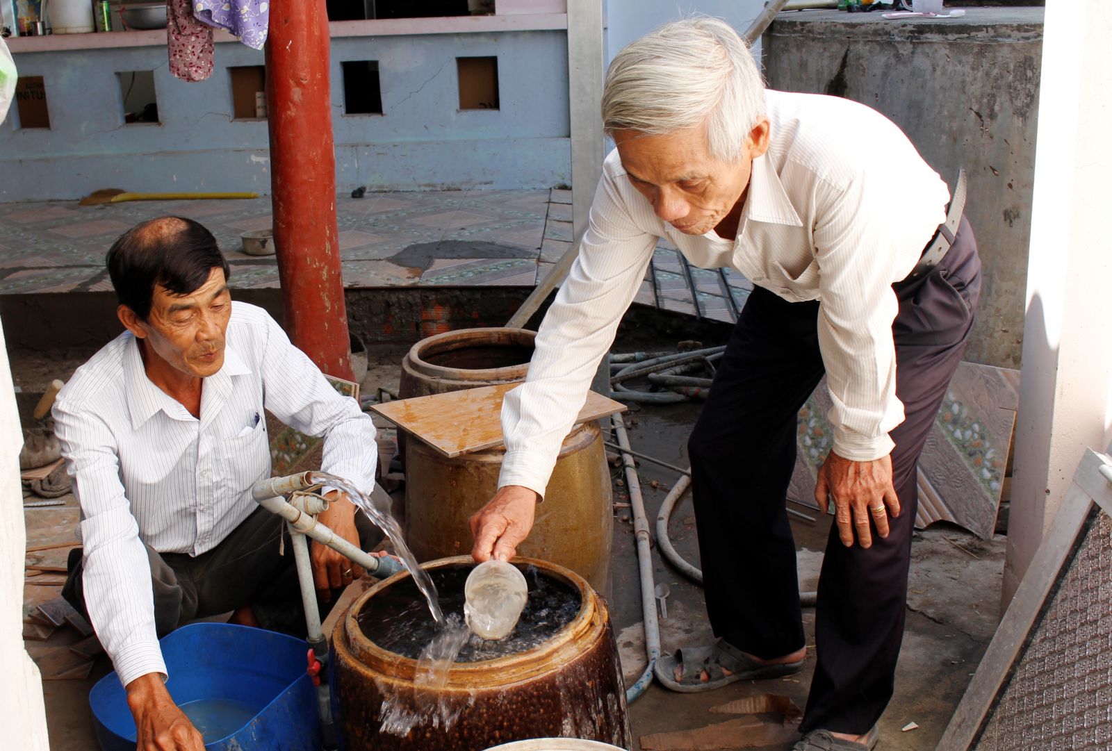 Người dân phấn khởi khi có nước sinh hoạt