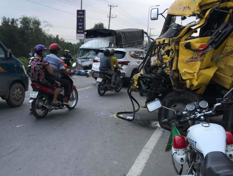 Cảnh sát giao thông huyện Đức Hòa có mặt giải quyết vụ tai nạn