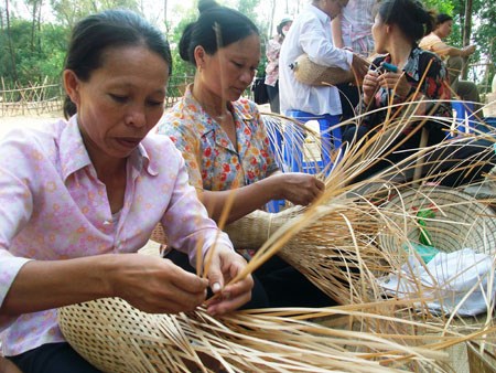 Social enterprises need specific Gov't support policies: survey Poor people attend a vocational training class to learn how to make bamboo products in the southern province of Kien Giang (Photo: VNA)