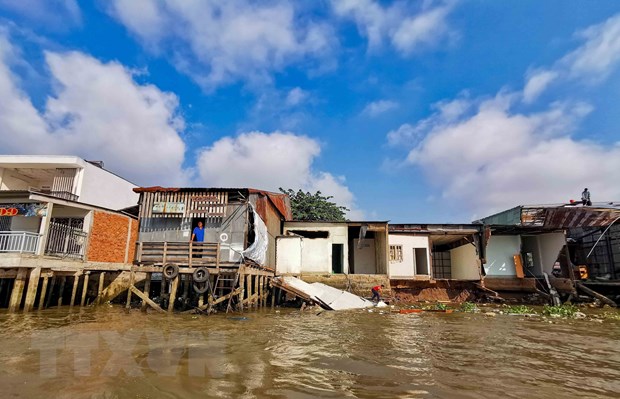 Điểm sạt lở ven chợ nổi Cái Răng, phương An Bình, quận Ninh Kiều (Cần Thơ) làm 5 căn nhà bị sụp một phần. (Nguồn: TTXVN)