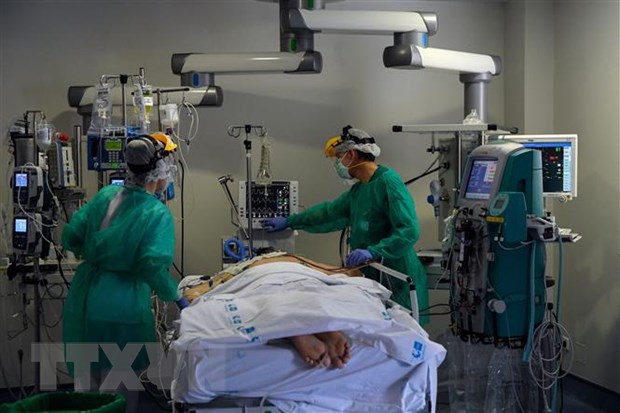 Nhân viên y tế chăm sóc bệnh nhân nhiễm COVID-19 tại bệnh viện ở Madrid, Tây Ban Nha, ngày 14/4/2020. (Ảnh: AFP/TTXVN)