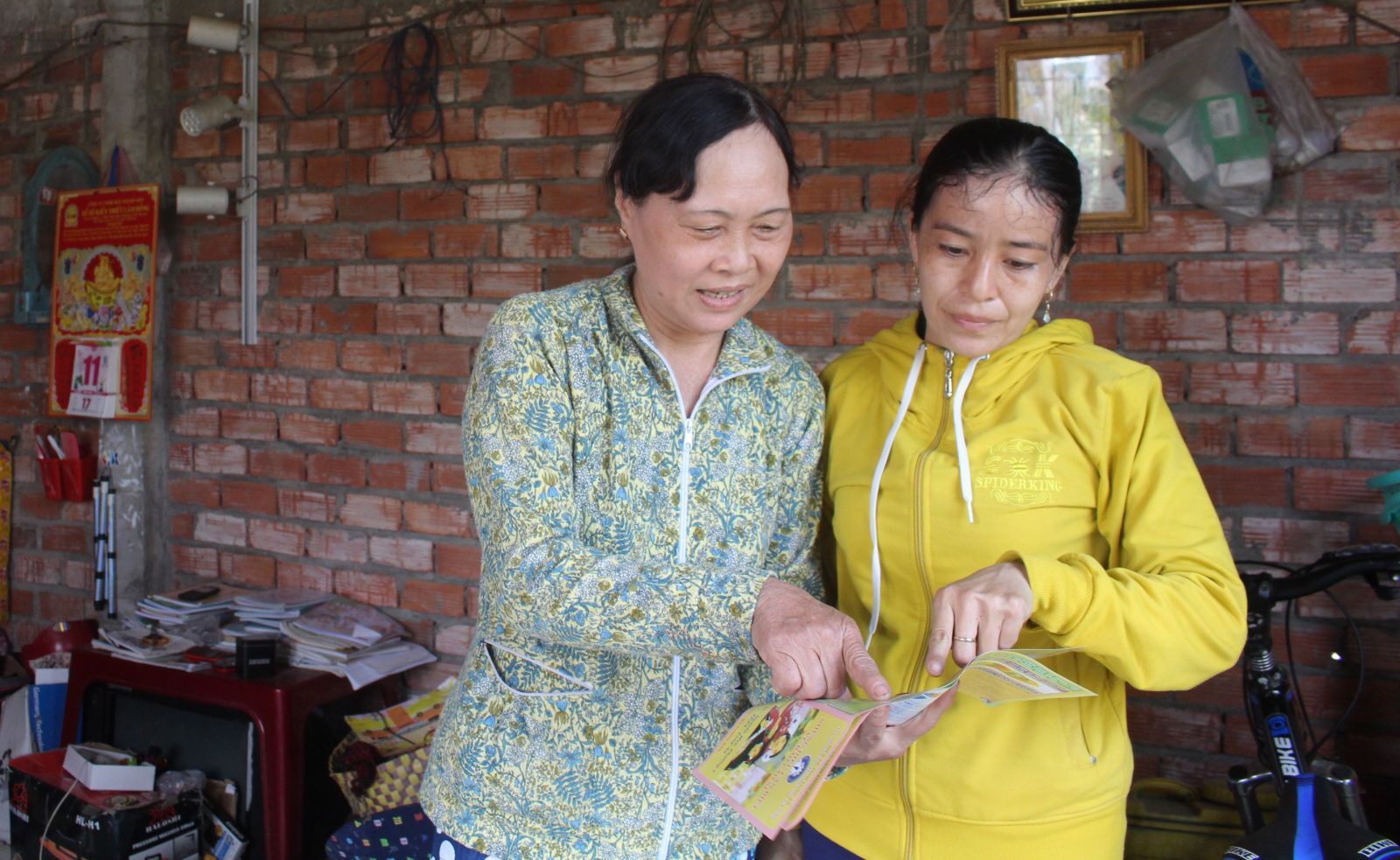 Để giúp các hộ gia đình hiểu được lợi ích của việc sinh đẻ có kế hoạch, chị Nguyễn Thị Ngọc Mai (bìa trái) tuyên truyền mọi lúc, mọi nơi