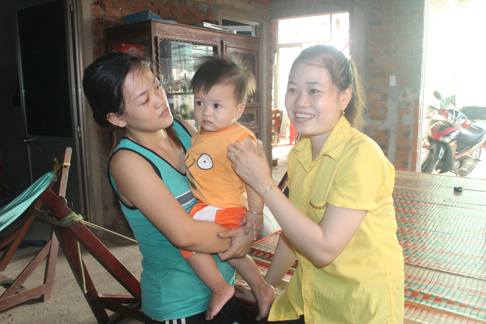 Chị Trần Thị Mỹ Dung (bìa phải) tận dụng thời gian cách ly xã hội để gắn kết các thành viên trong gia đình
